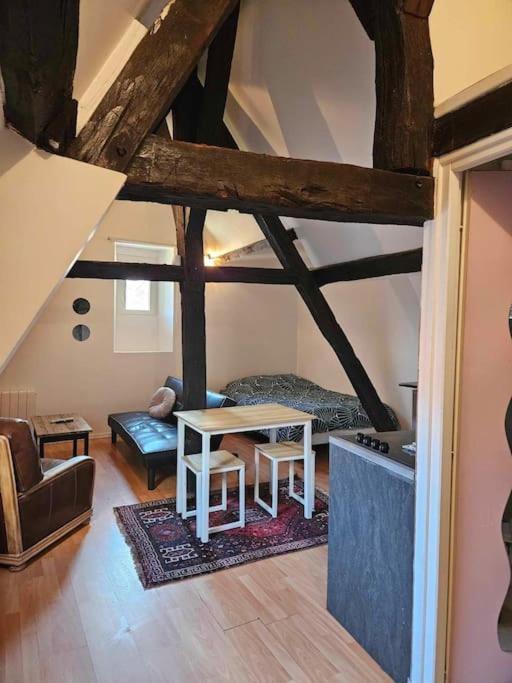Le Petit Medieval Apartamento Montluçon Exterior foto