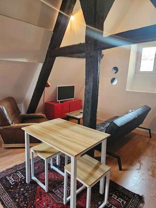 Le Petit Medieval Apartamento Montluçon Exterior foto