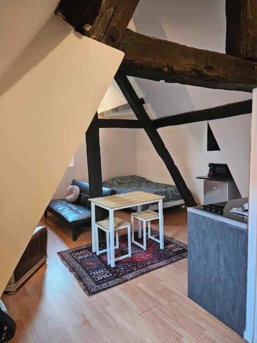 Le Petit Medieval Apartamento Montluçon Exterior foto